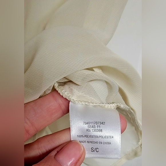 Women's Size Small,  Sleeveless 100% Lightweight Cream/Shear Polyester Top. ✨️✨️ - Picture 2 of 8